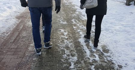 Spryskaj buty. Trik na ślizgające się buty
