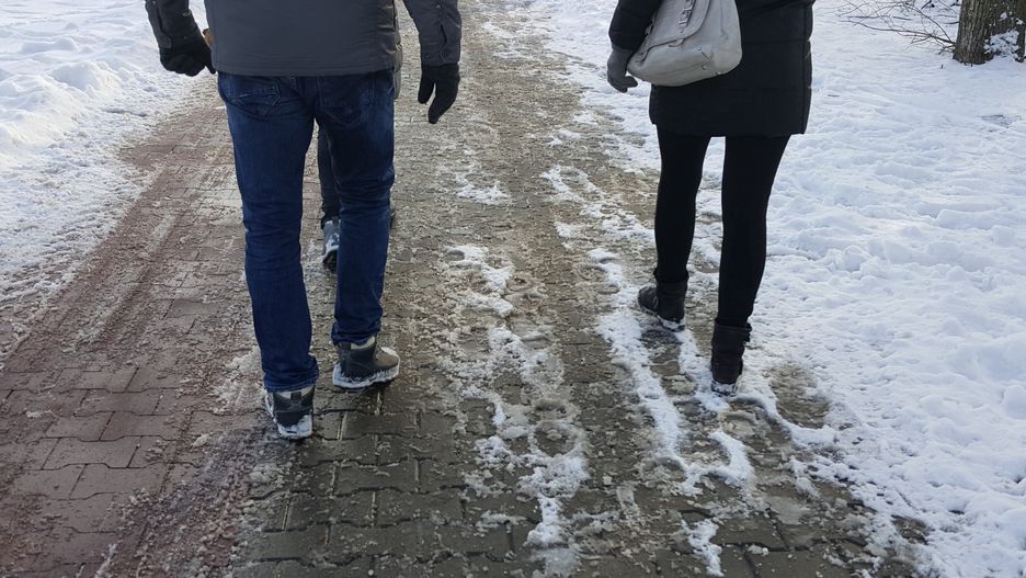 Jak poradzić sobie ze ślizgającym się obuwiem?