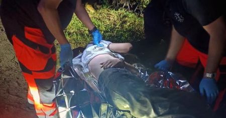 Nieprzytomna nastolatka leżała w zaroślach. Taksówkarz wezwał służby