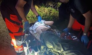 Nieprzytomna nastolatka leżała w zaroślach. Taksówkarz wezwał służby