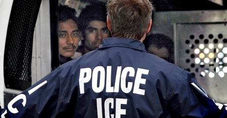 Sondaż. Amerykanie są za deportacją migrantów, ale krytykują ICE