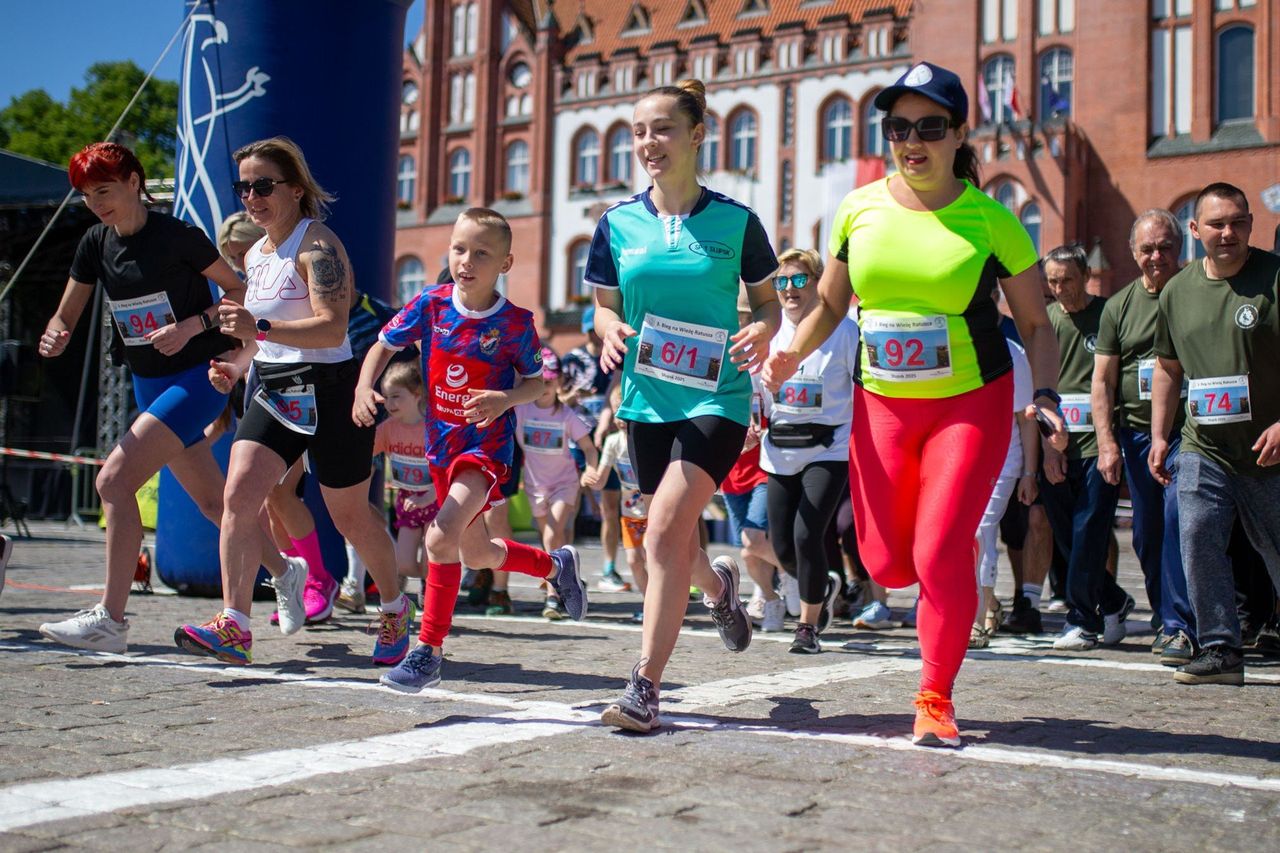 Trzeci „Bieg na Wieżę Ratusza” w Słupsku. Sport, emocje i świętowanie jubileuszu miasta [ZDJĘCIA]