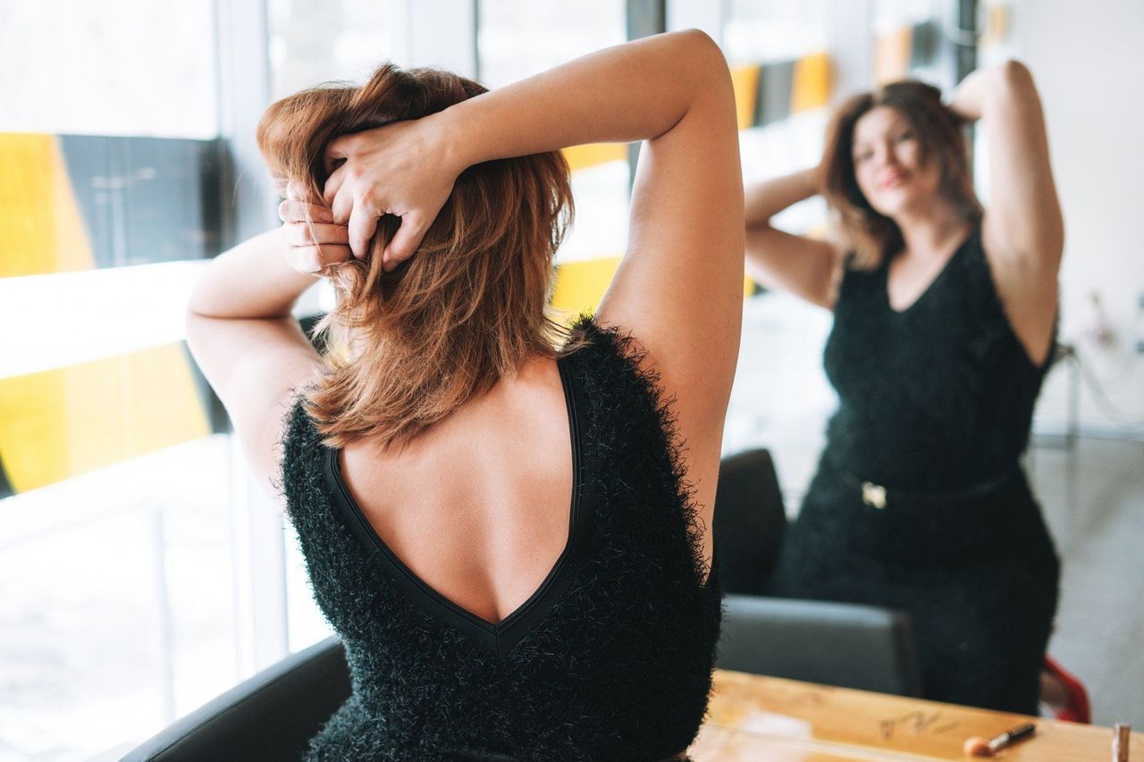 Modne sukienki plus size na sezon 2025. Jak wybrać odpowiedni krój dla siebie? Podpowiadamy!