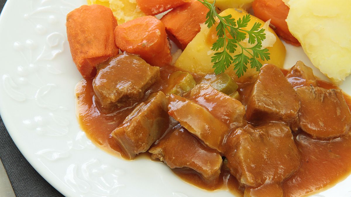 W PRL często podawano ozorki w tradycyjnym sosie z zasmażką