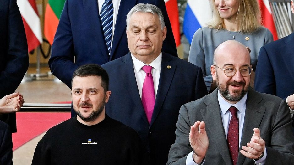 Wyst?pienie Ze?enskiego w Parlamencie EuropejskimUkraine's president Volodymyr Zelensky (C) is applauded by President of the European Council Charles Michel (R) next to Cyprus' President of the Republic Nikos Anastasiades (L) and Hungary's Prime Minister Viktor Orban (2ndR) as EU leaders gather for a family picture ahead of a summit in Brussels, on February 9, 2023. - Ukraine's President is set to attend an EU summit in Brussels on February 9, 2023, as the guest of honour where he will press allies to deliver fighter jets "as soon as possible" in the war against Russia. (Photo by JOHN THYS / AFP)JOHN THYS