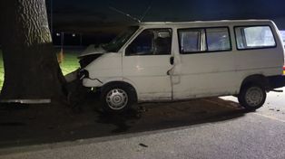 Sulmierzyce: Dostawczak uderzył w drzewo. Kierowca został zakleszczony