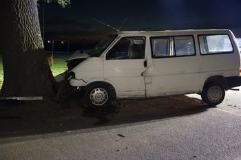 Sulmierzyce: Dostawczak uderzył w drzewo. Kierowca został zakleszczony
