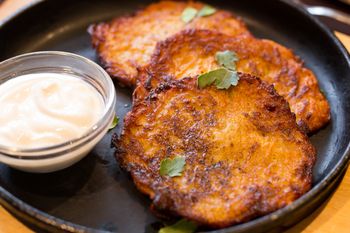 Nie jem już placków ziemniaczanych ociekających tłuszczem. Ta wersja smakuje o niebo lepiej i jest zdrowsza