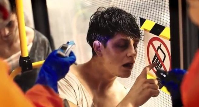 Potrącani piesi jak zombie w kampanii Tramwajów Warszawskich