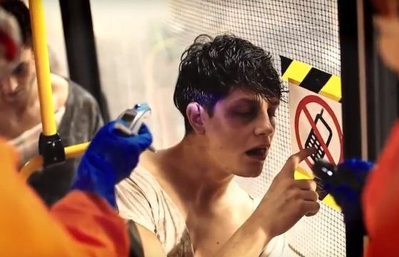 Potrącani piesi jak zombie w kampanii Tramwajów Warszawskich