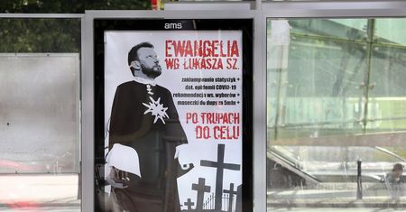 Plakaty z Łukaszem Szumowskim na przystankach. Policja zatrzymała kolejną osobę