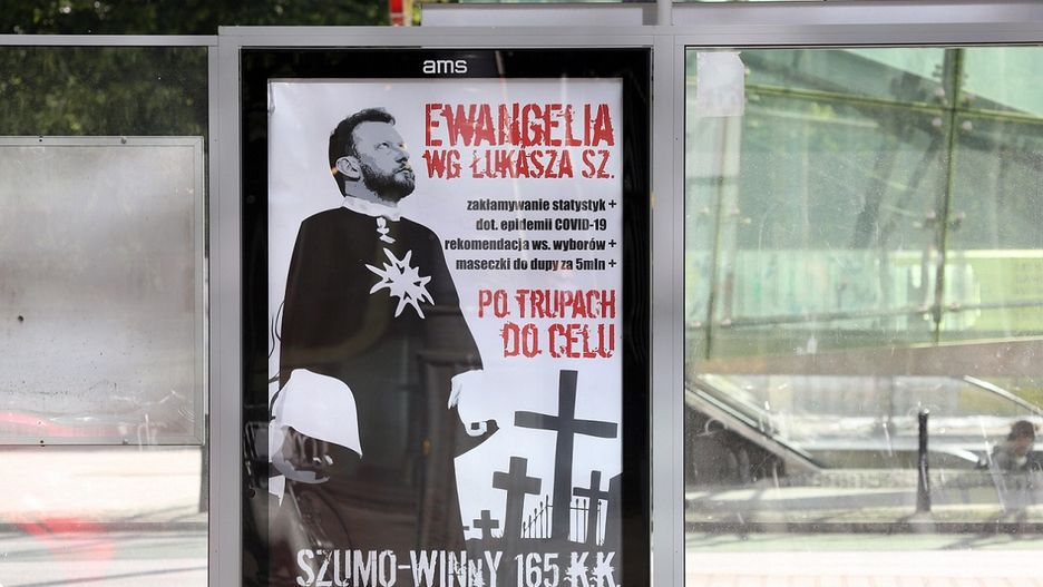 Warszawa. Policjanci zatrzymali kolejną osobę, która mogła być zamieszana w rozwieszanie plakatów z Łukaszem Szumowskim