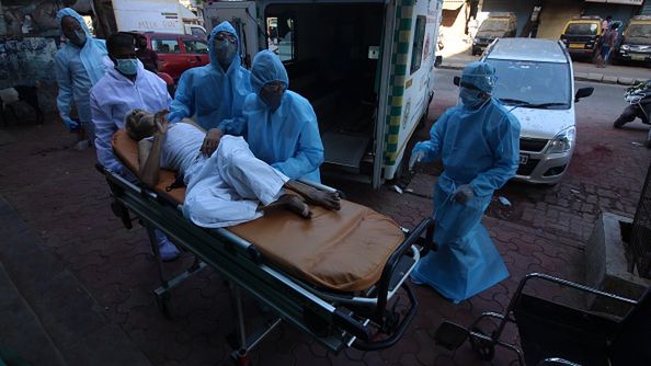 Pacjenci dzielą łóżka, szpitale nie dają rady 