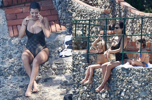Ponętna Kourtney Kardashian wygrzewa się na portofińskiej skale w towarzystwie dzieci (ZDJĘCIA)