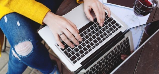 „Zużyte majtki sprzedam. Justyna”. Zaskakujące ogłoszenia Polaków