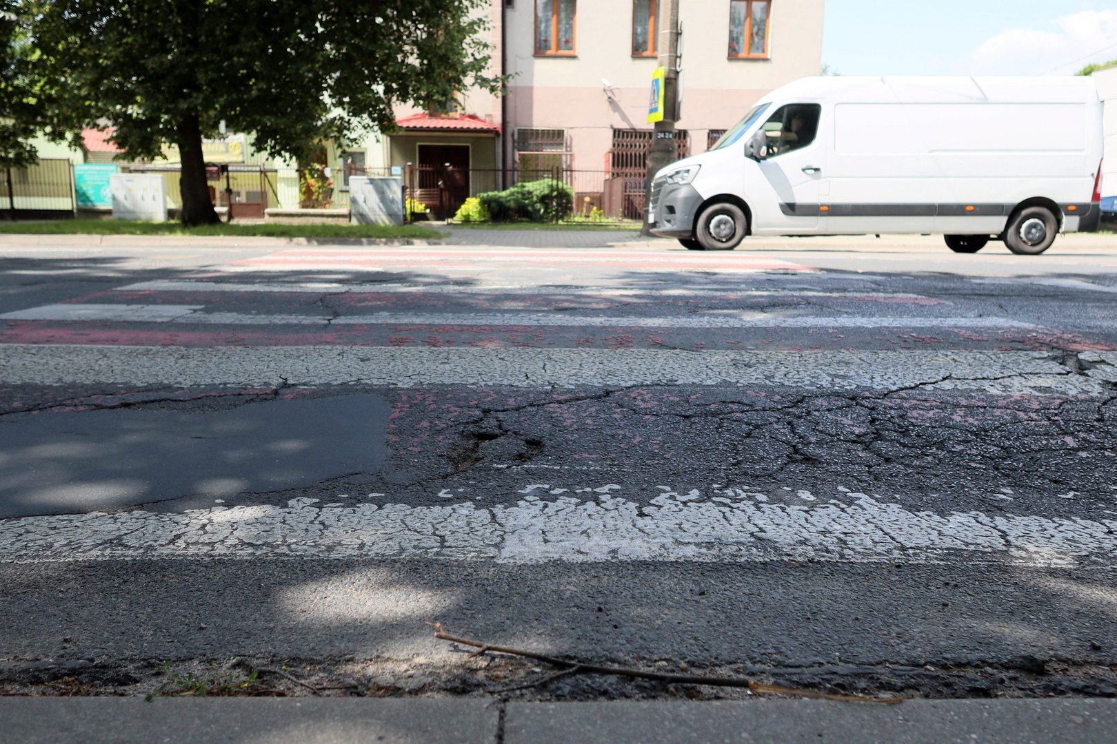 Kierowcy omijają te ulice, bo boją się uszkodzić zawieszenie auta. Teraz pojawi się tam nowy asfalt. Zobacz gdzie?