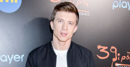 Kreatywne zajęcie Alana Andersza. Aktor tworzy meble na zamówienie