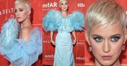 Wystrojona Katy Perry mizdrzy się do fotografów na gali AmFar