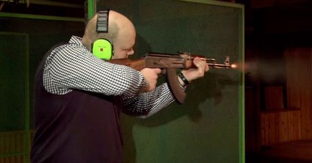 AK-47, miotacz ognia i zamrożona cola, czyli ekstremalne testy wytrzymałościowe smartfonów