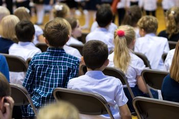 Łęczyca: Inspirujące spotkania w "Grodzkiej". Z uczniami spotkali się weteran wojenny oraz raper
