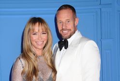 Znowu to zrobił. Nie może się od niej odkleić