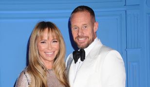 Znowu to zrobił. Nie może się od niej odkleić