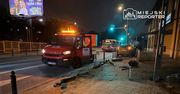 Warszawa: Kierująca Toyotą wjechała w latarnię i słupki na Targówku