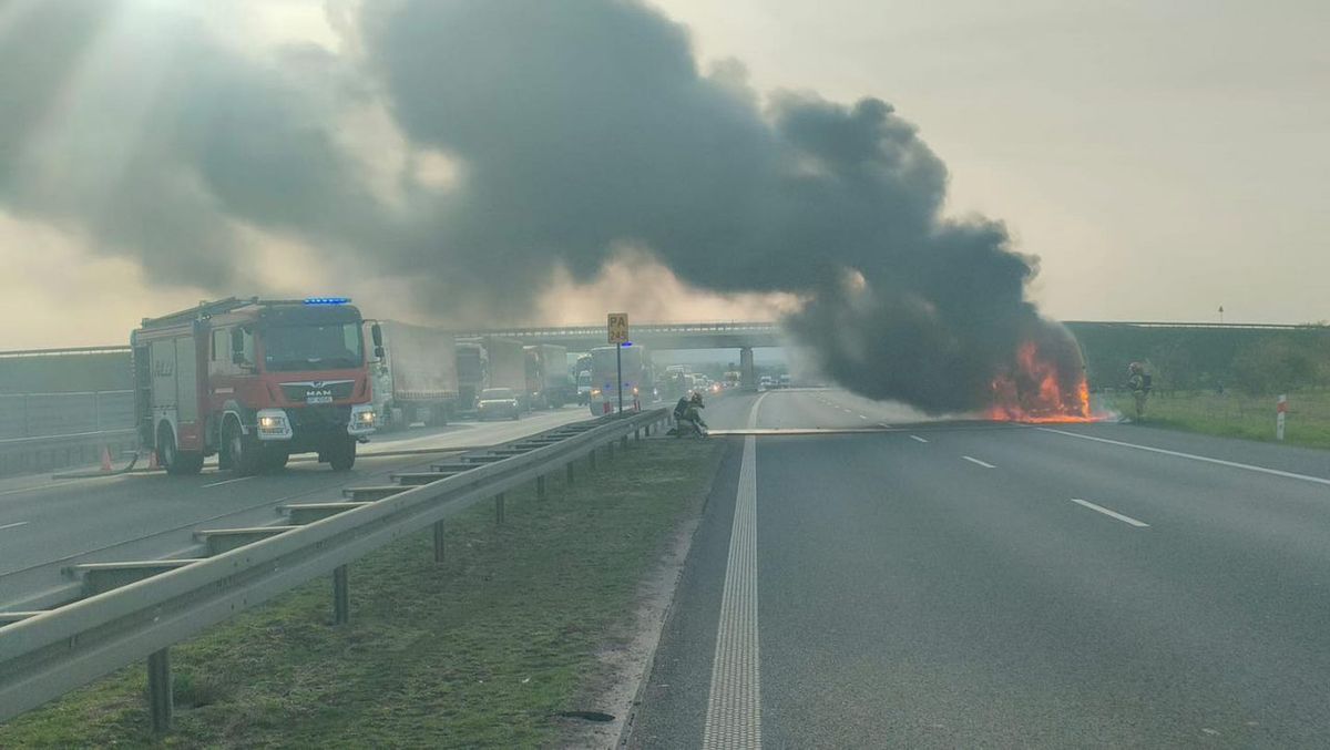 autostrada, wypadek, pożar Spłonął bus na autostradzie A4. Droga całkowicie zablokowana