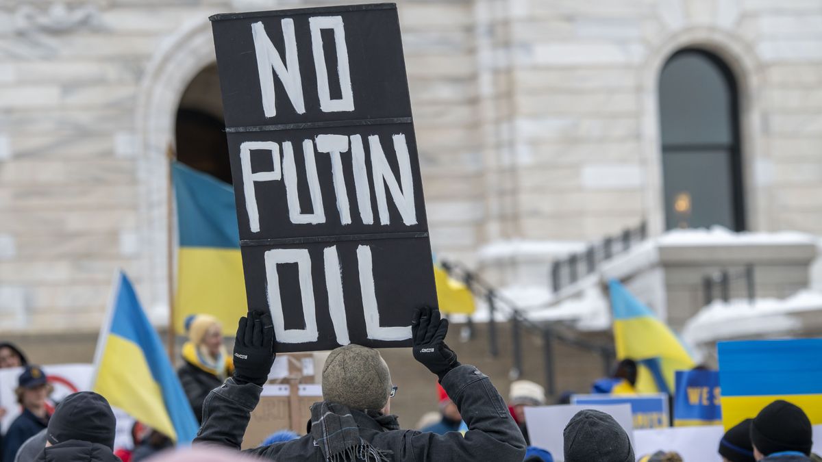 St. Paul, Minnesota. People rally to support the Ukrainian people and Ukraine's sovereignty and stop the war that Russia is waging against them.St. Paul, Minnesota. People rally to support the Ukrainian people and Ukraine's sovereignty and stop the war that Russia is waging against them. (Photo by: Michael Siluk/UCG/Universal Images Group via Getty Images)UCGprotests, protesters, activism, editorial, group, many, crowd, social unrest, social problems, news, newsworthy, oil