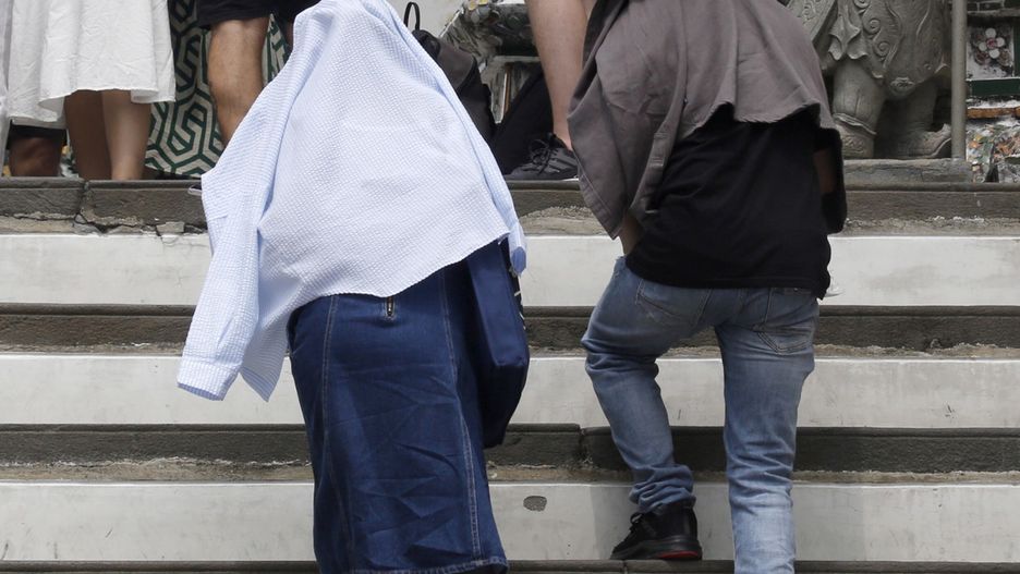 Tak turyści w Bangkoku chronią się przed słońcem 