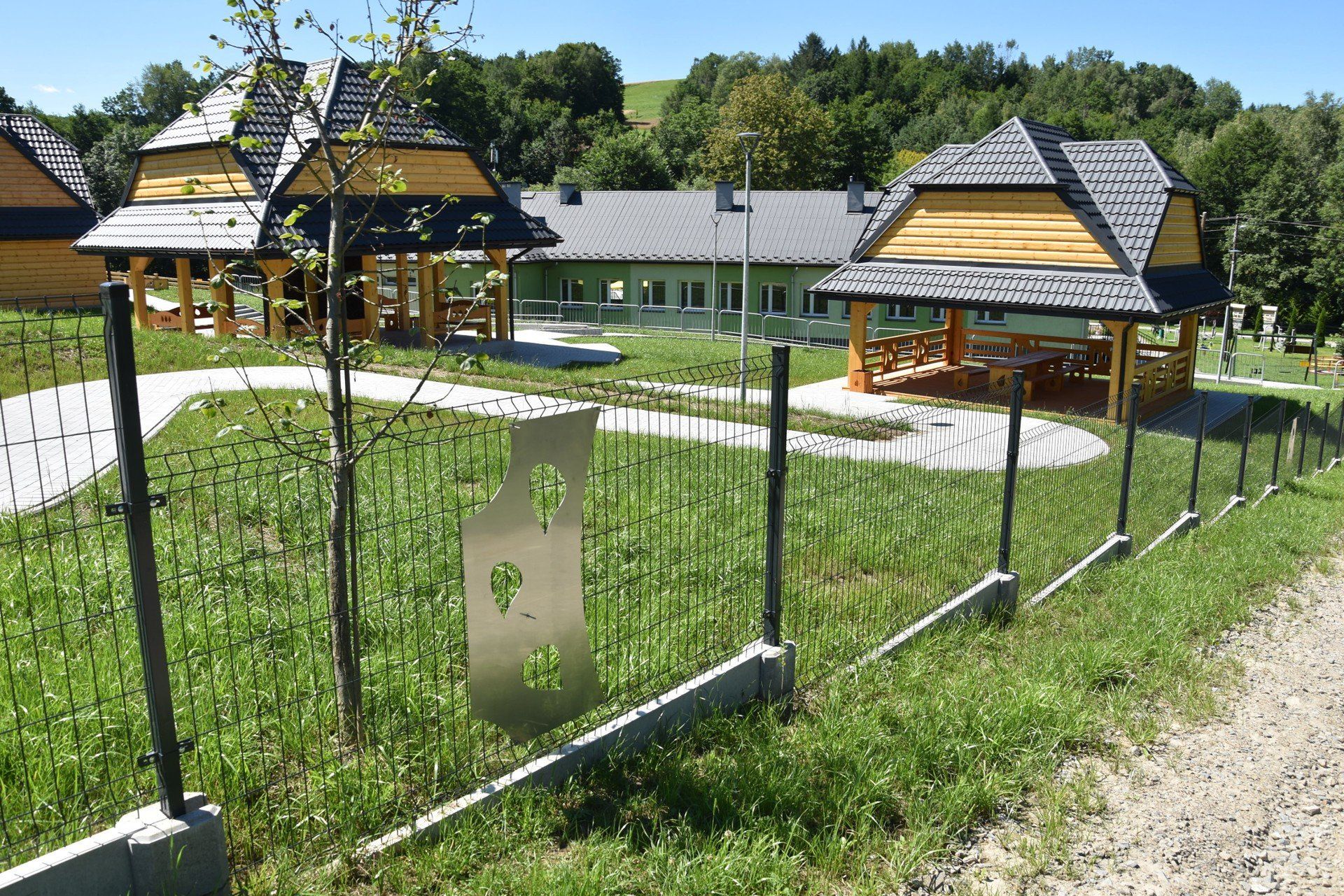 Łazienki mineralne to nowy kompleks budynków, m.in. z tężnią oraz urządzeń do wodolecznictwa i rekreacji, który powstał obok świetlicy wiejskiej w Słonej pod Zakliczynem