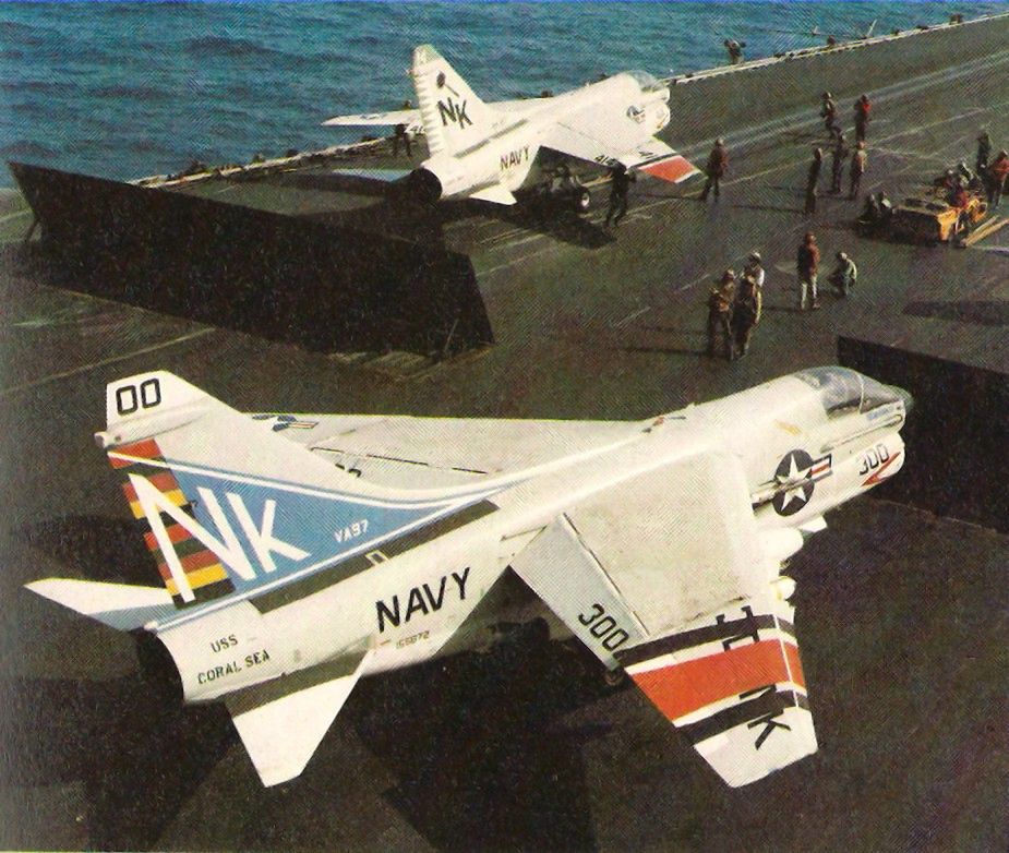 Na pokładzie USS Nimitz samoloty A-7E Corsair II z charakterystycznym malowaniem na Skrzydłach