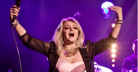 Ten głos znał cały świat. Chrypa Bonnie Tyler była skutkiem OPERACJI. "Lekarz odkrył, że mam guzki"