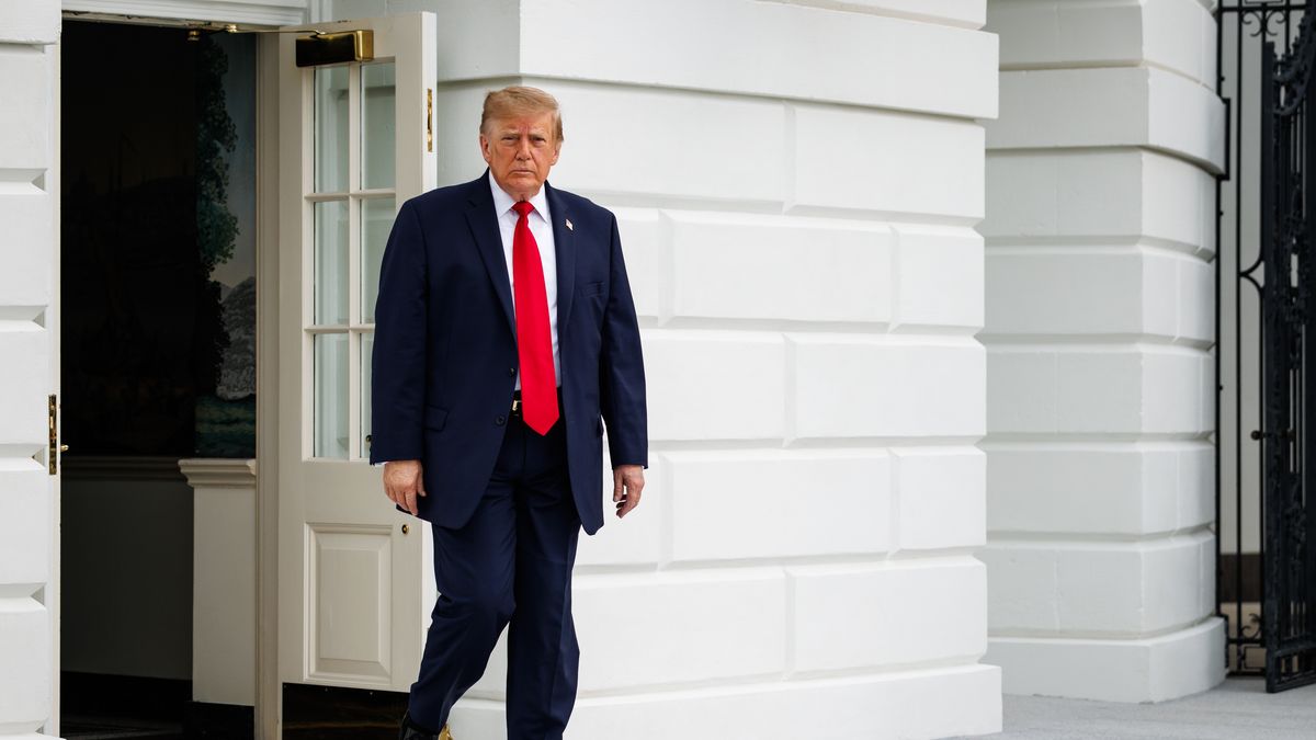 US President Trump departs the White House for Tennessee
epa13264654 US President Donald Trump walks out of the South Portico towards members of the press before departing from the new South Lawn helipad in Marine One at the White House in Washington, DC, USA, 26 September 2026. Trump is heading to Knoxville, Tennessee where he will be attending the University of Tennessee vs. University of Texas College Football game.  EPA/Samuel Corum / POOL 
Dostawca: PAP/EPA.
Samuel Corum / POOL
Government, Politics