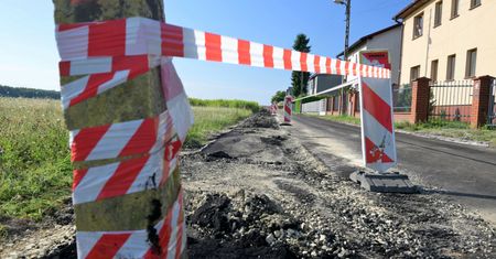 Rolnik zaorał drogę. RPO zbada decyzję o areszcie