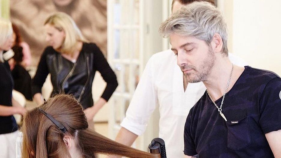 Otwarcie salonów fryzjerskich. Już w trakcie konferencji premiera klientki zapisywały się do stylisty Leszka Czajki