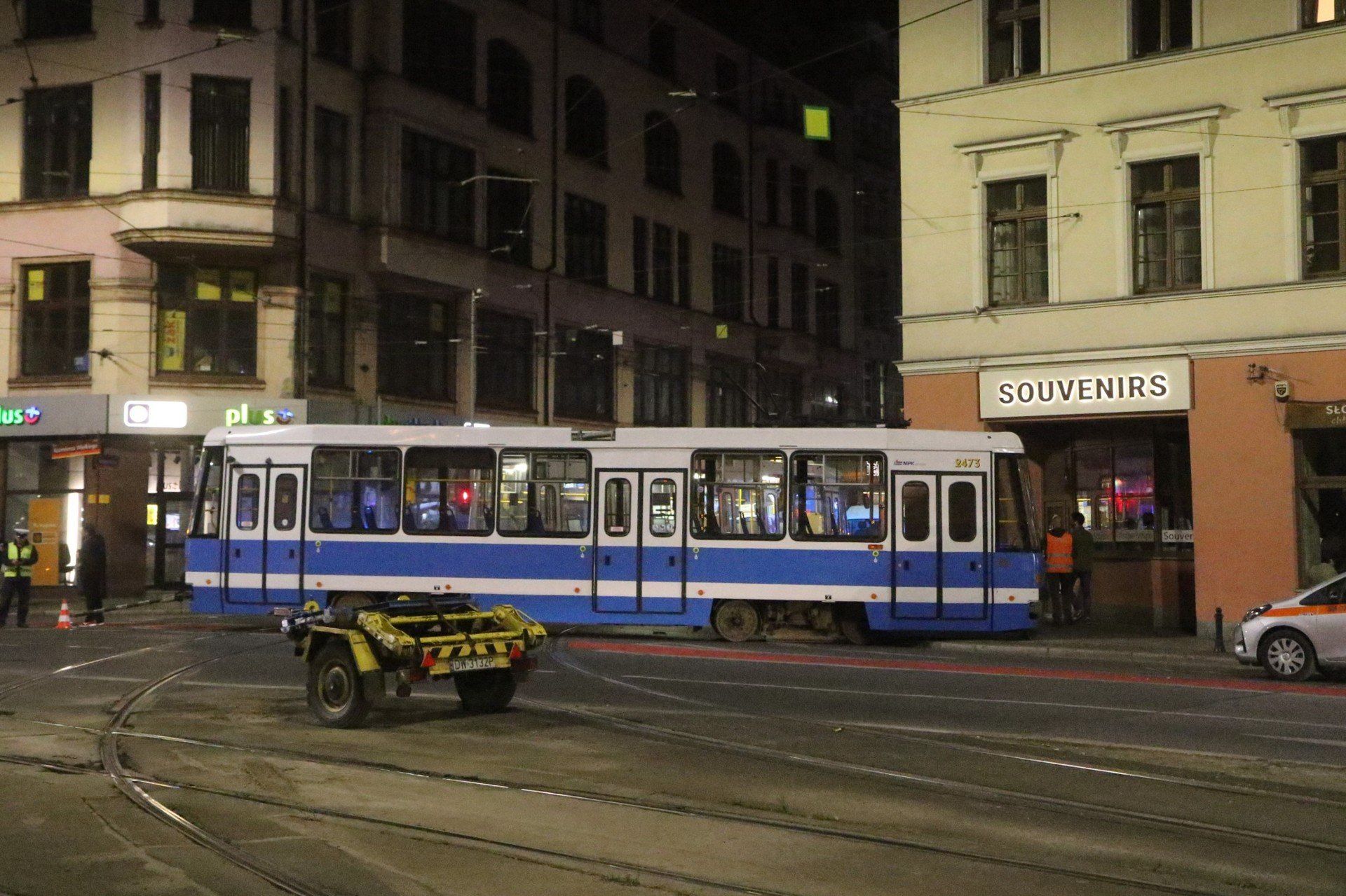 Skręt z Krupniczej w prawo w Kazimierza Wielkiego – ze względu na zły stan torowiska wprowadzono ograniczenie prędkości do 10 km/h. Do końca 2025 roku planowana jest wymiana szyn w ramach bieżących prac utrzymaniowych. W tym samym roku ma zostać ogłoszone postępowanie na opracowanie projektu remontu torowiska i rozjazdów na skrzyżowaniu Krupnicza–Kazimierza Wielkiego.