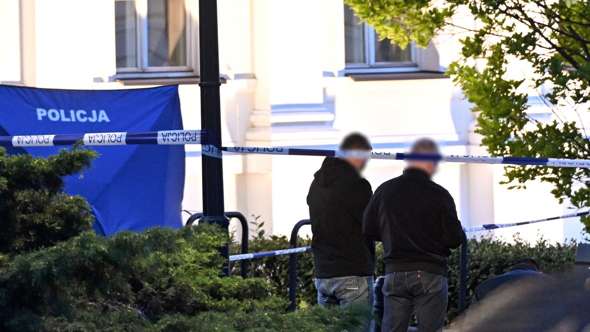 Warszawa, 07.05.2025. Działania służb na terenie Kampusu Głównego UW w Warszawie, 7 bm. Przed godziną 19 doszło do napaści z użyciem siekiery na pracownicę uczelni. Zaatakowana kobieta nie żyje, druga osoba została ranna. Policja zatrzymała napastnika. (amb) PAP/Radek Pietruszka ***Do tego materiału zdjęciowego dostępna jest również depesza w systemie CSI, pt.: Zabójstwo na UW; nie żyje portierka, ochroniarz w stanie krytycznym (krótka 2)***