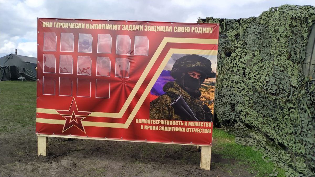 Tablica, która ma służyć do umieszczenia portretów bohaterów "operacji specjalnej" w Ukrainie 