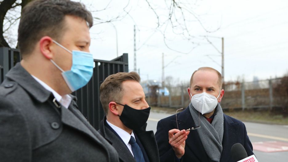 Przerwana konferencja posłów KO. Prezes spółki Skarbu Państwa odpiera zarzuty