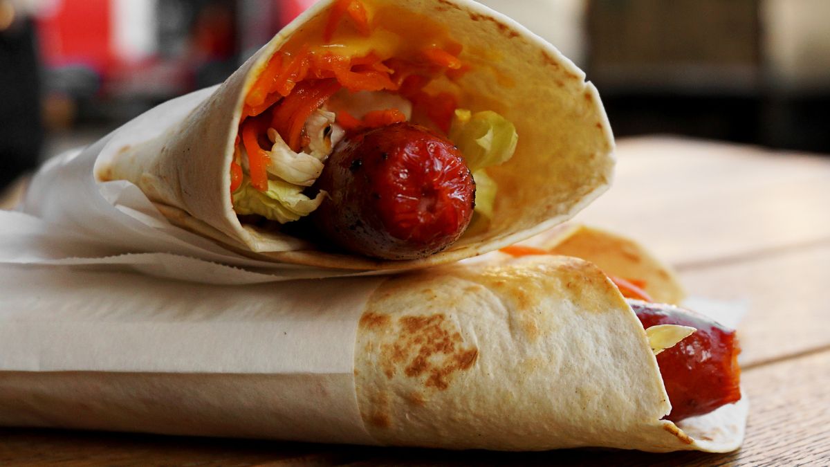 Hot dogi w tortilli to świetny pomysł na grillowaną przekąskę