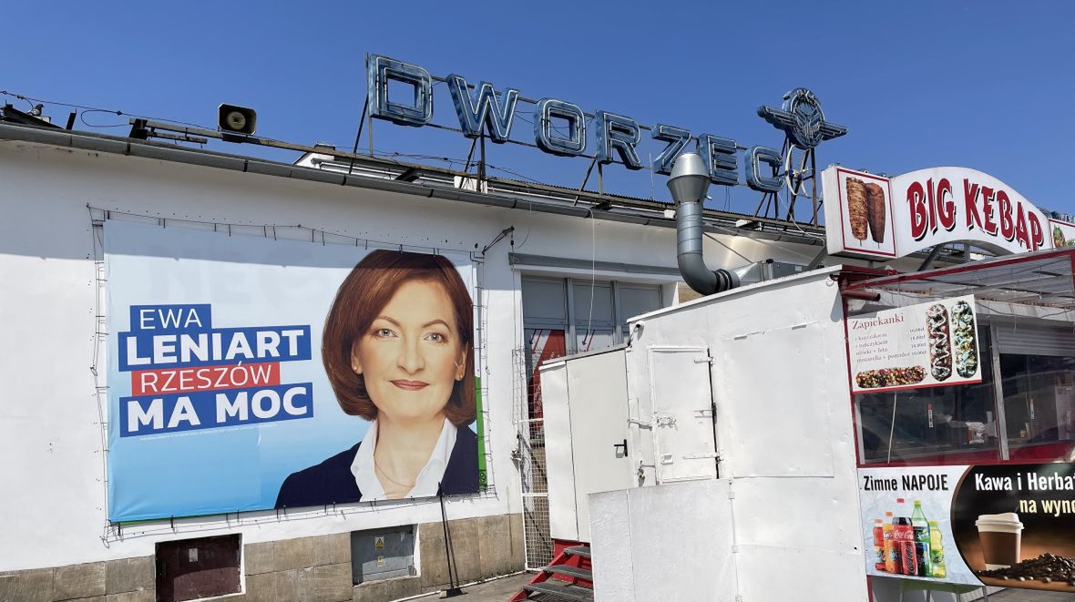 Jeden z plakatów reklamujących Ewę Leniart, kandydatkę popieraną przez PiS