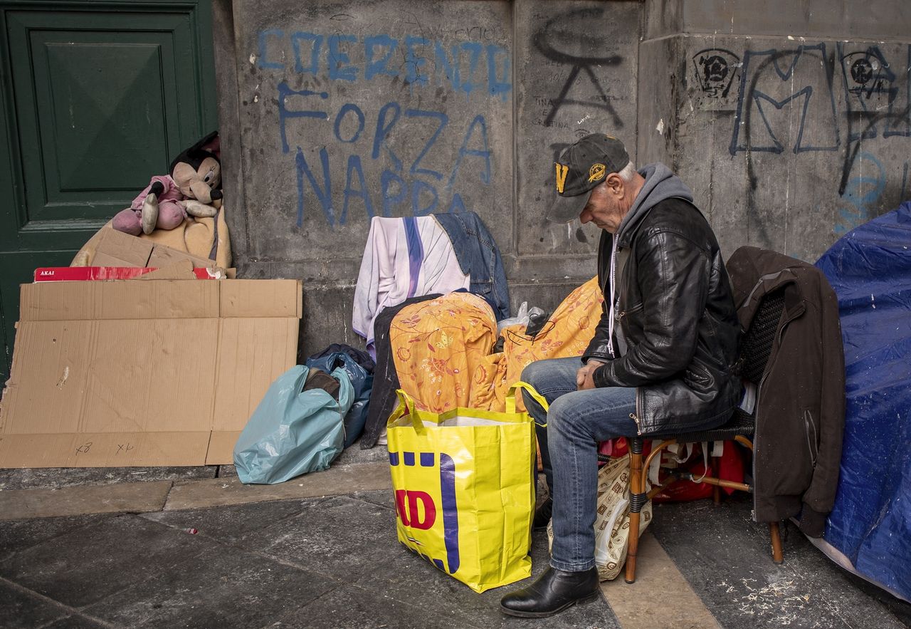 Bezdomny złożył wniosek o zasiłek. Dowiedział się, że jest milionerem
