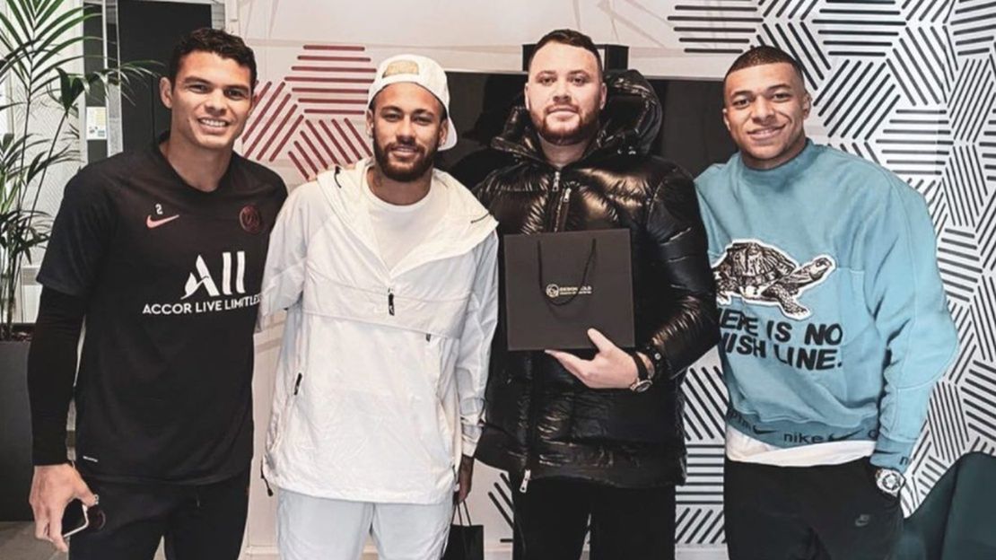 Od lewej: Thiago Silva, Neymar, Ben Lyons i Kylian Mbappe