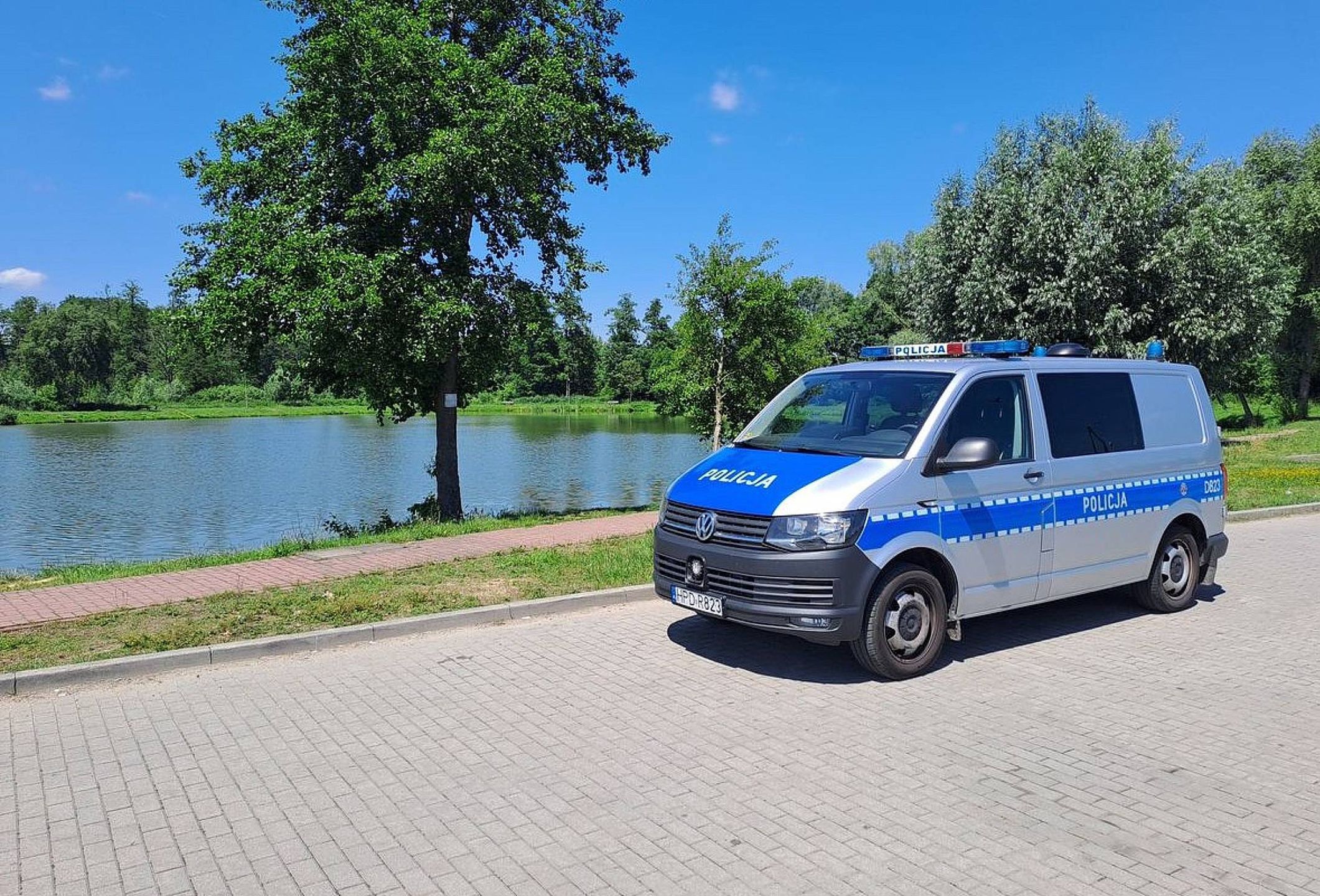 Mężczyzna wepchnął wędkarza do stawu