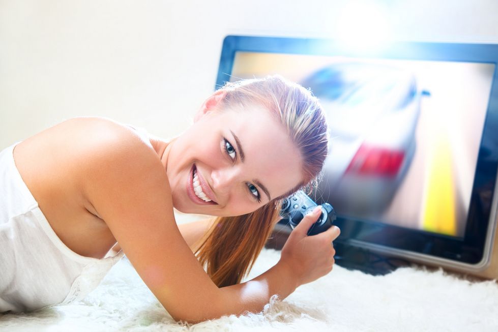 Zdjęcie Young woman playing in computer games pochodzi z serwisu Shutterstock