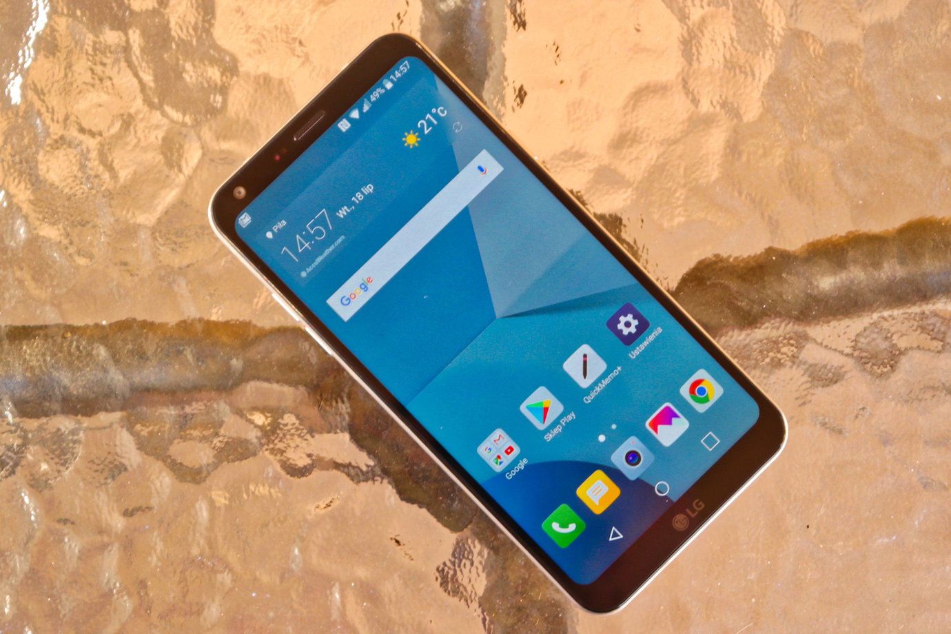 LG Q6 w sprzedaży w Polsce. Warto się nim zainteresować? 1