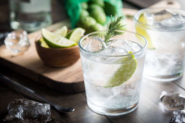 Gin z tonikiem to uniwersalny drink alkoholowy, popularny zarówno wśród kobiet, jak i mężczyzn