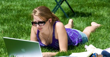 Cały świat kupuje smartfony i tablety, a Polak wciąż robi wszystko na laptopie