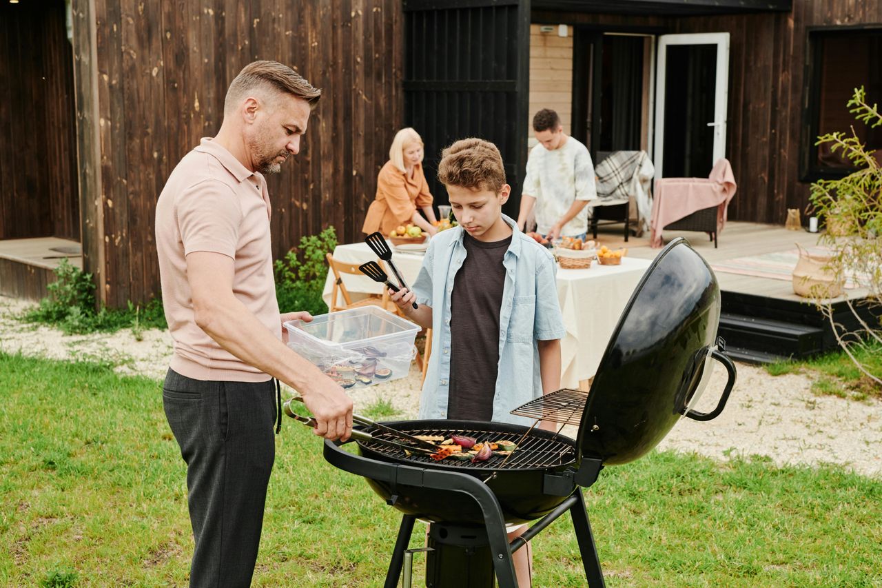 Bezpieczny grill z dziećmi – jak wspólnie gotować na świeżym powietrzu?
